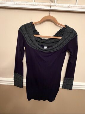 Venus Women's blk/grey Sweater with Gray Trim Size Small